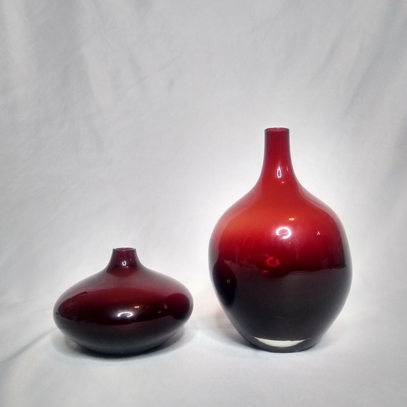 Set of (2) red glass vases - Picture 2 of 4